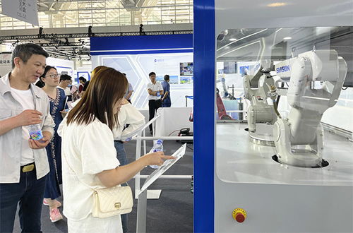 新松攜多品類機(jī)器人產(chǎn)品亮相第七屆世界智能大會，引領(lǐng)智能機(jī)器人銷售新潮流